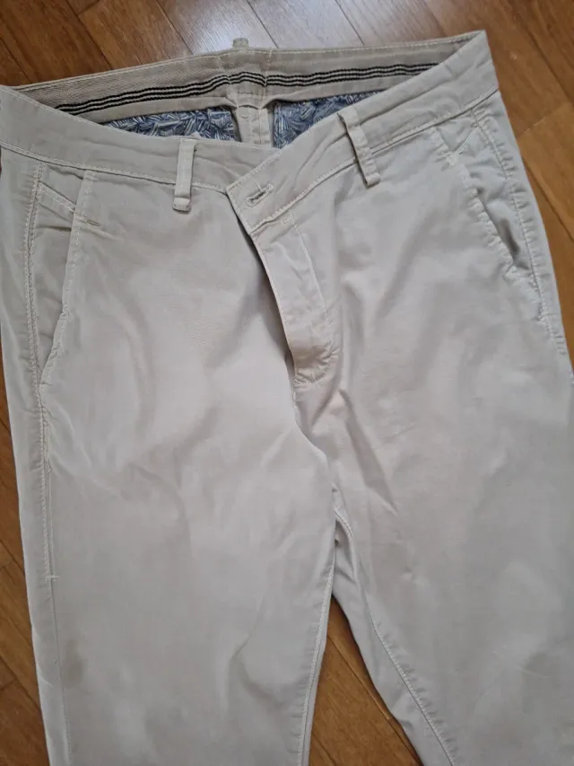 Pantalón hombre beige