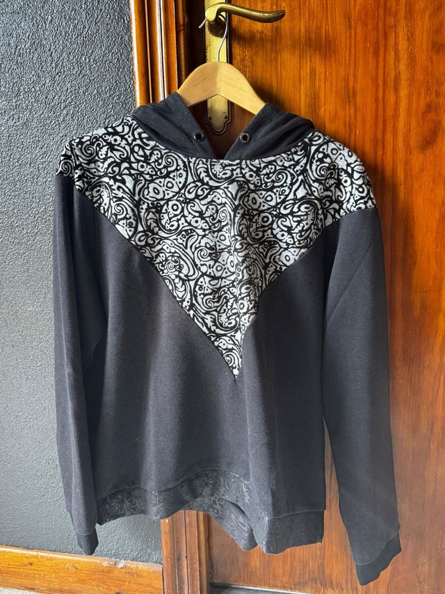 Jersey negro mujer con estampado floral