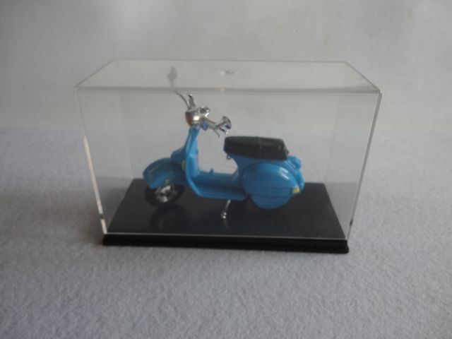 Vespa Celeste Plástico con Urna