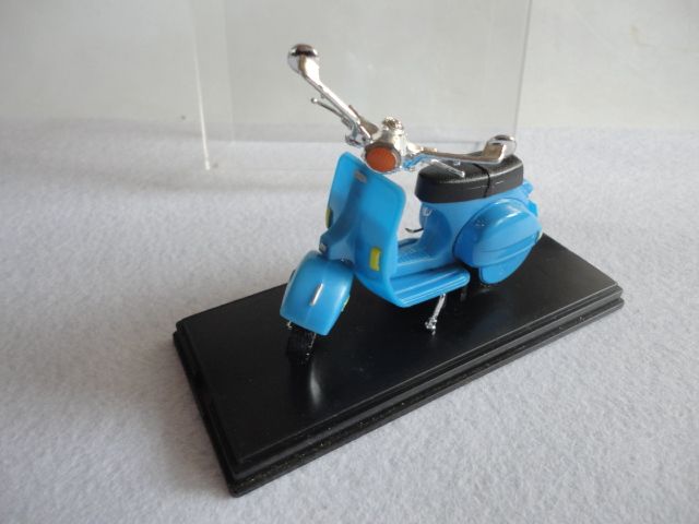 Vespa Celeste Plástico con Urna