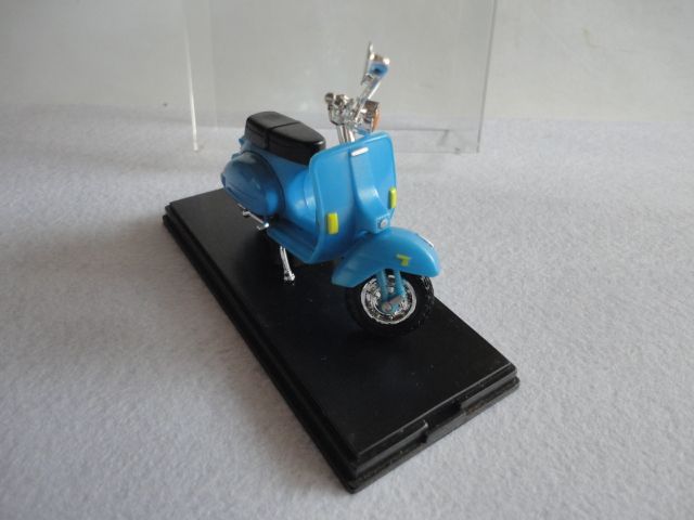 Vespa Celeste Plástico con Urna