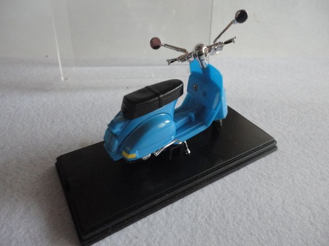 Vespa Celeste Plástico con Urna