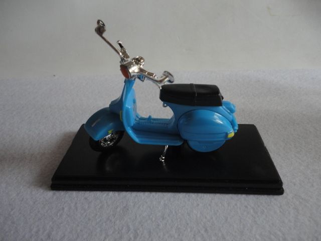 Vespa Celeste Plástico con Urna