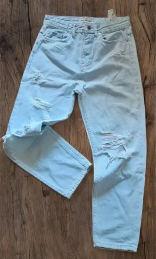 Jeans azzurri strappati