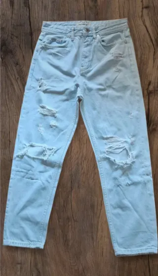 Jeans azzurri strappati