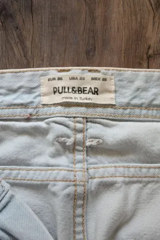 Jeans azzurri strappati