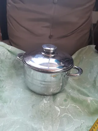 Pentola in metallo con coperchio