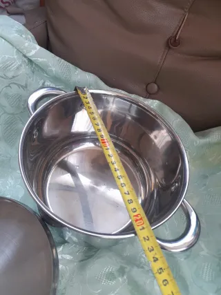 Pentola in metallo con coperchio