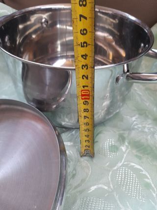 Pentola in metallo con coperchio