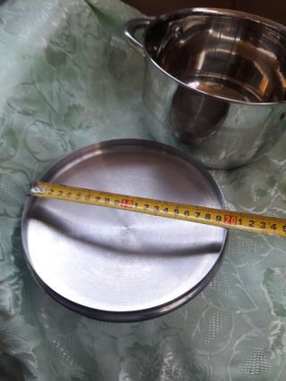 Pentola in metallo con coperchio