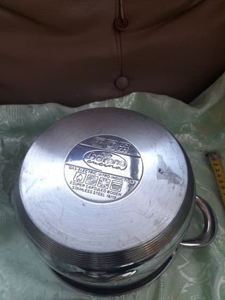 Pentola in metallo con coperchio