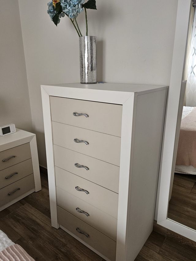 Cómoda de dormitorio blanca y beige
