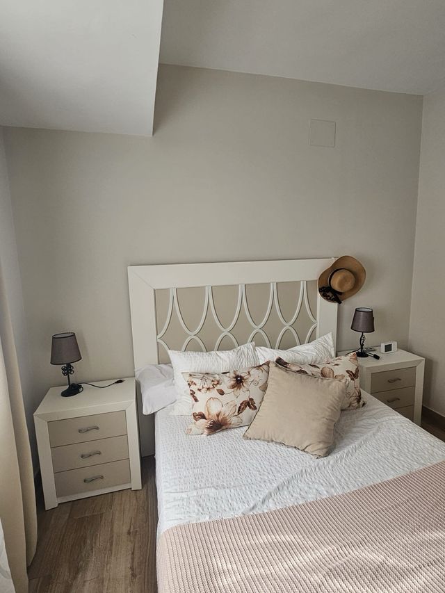 Cómoda de dormitorio blanca y beige