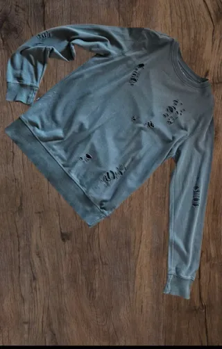 Felpa verde oliva con strappi