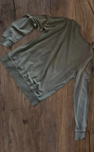 Felpa verde oliva con strappi