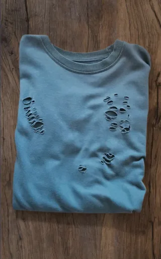 Felpa verde oliva con strappi