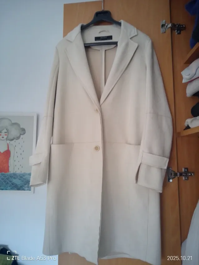 Abrigo imitación ante beige de Zara