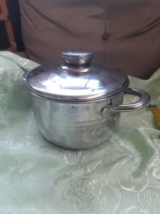 Pentola in metallo con coperchio