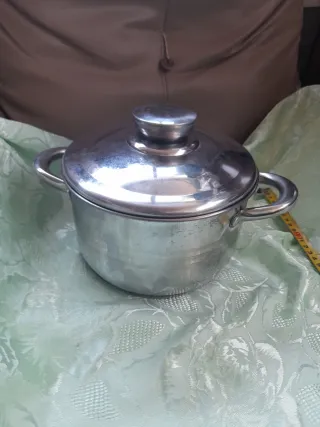 Pentola in metallo con coperchio