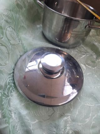 Pentola in metallo con coperchio