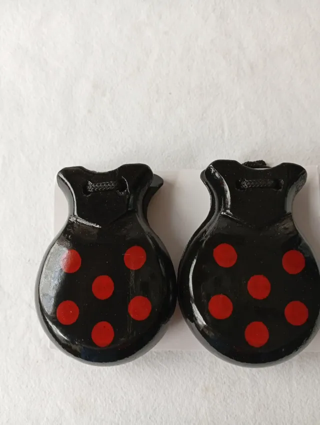Castañuelas de madera con lunares rojos