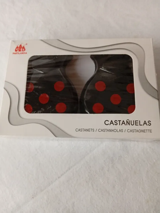 Castañuelas de madera con lunares rojos