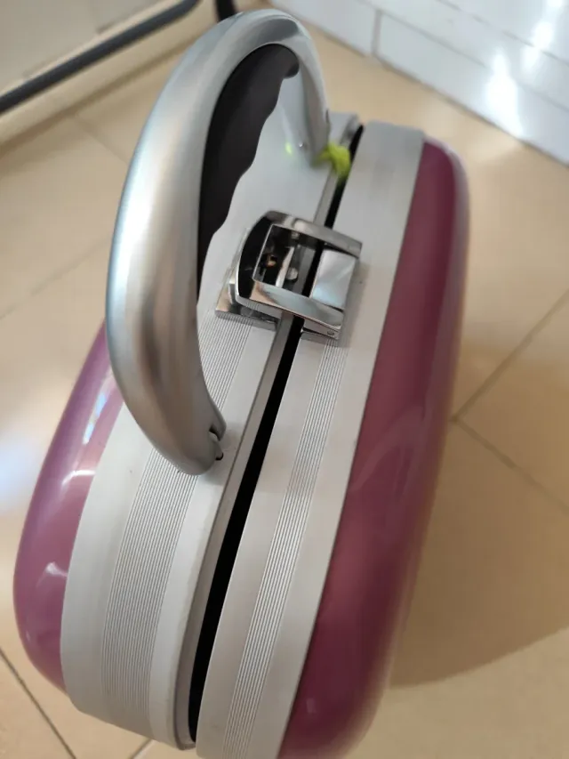 Neceser rígido de viaje sin usar con llave.