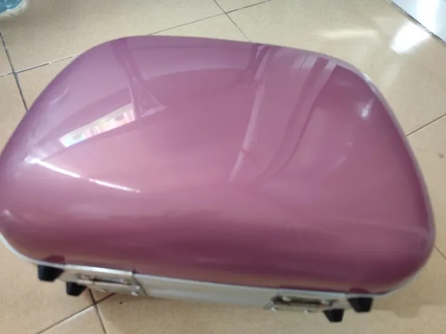 Neceser rígido de viaje sin usar con llave.