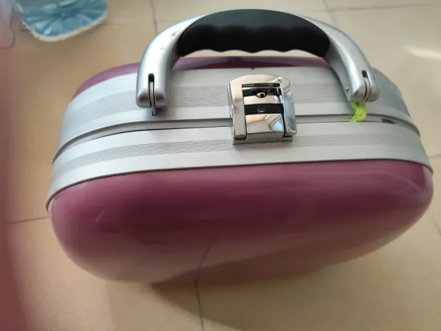 Neceser rígido de viaje sin usar con llave.