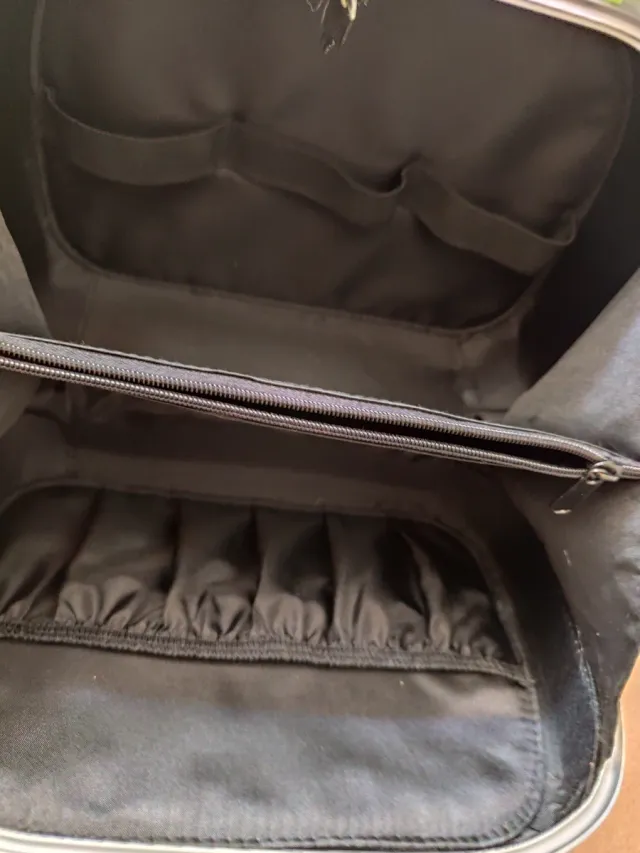 Neceser rígido de viaje sin usar con llave.