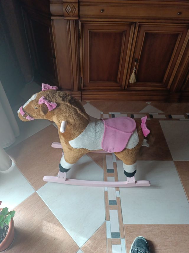 Caballito balancín de peluche rosa