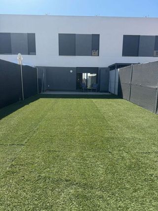 Casa adosada en alquiler en Camas