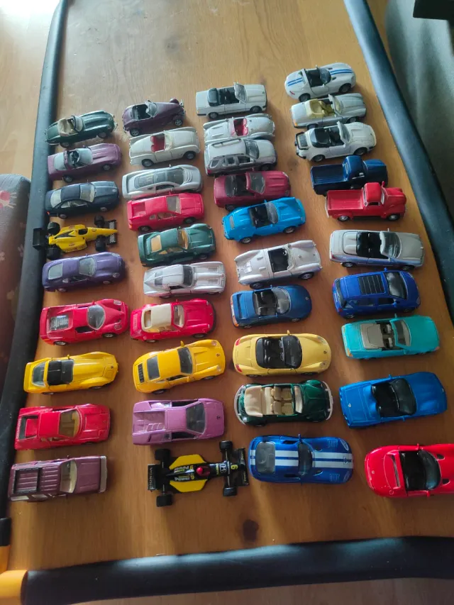 Un sacco di macchinine