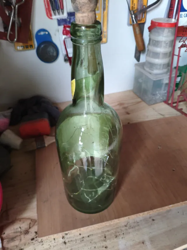 Botella decorativa verde con luces LED