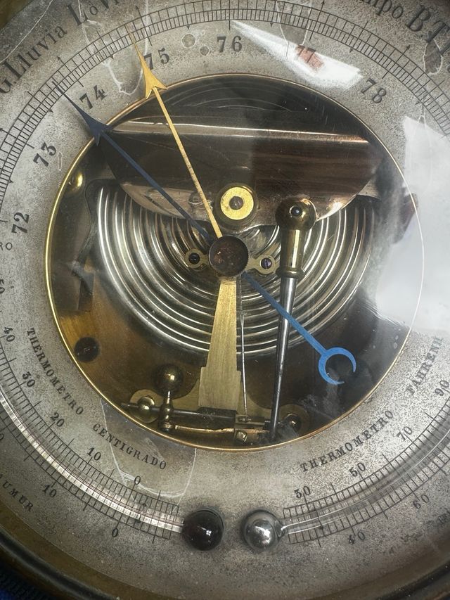 Antiguo barómetro y termómetro