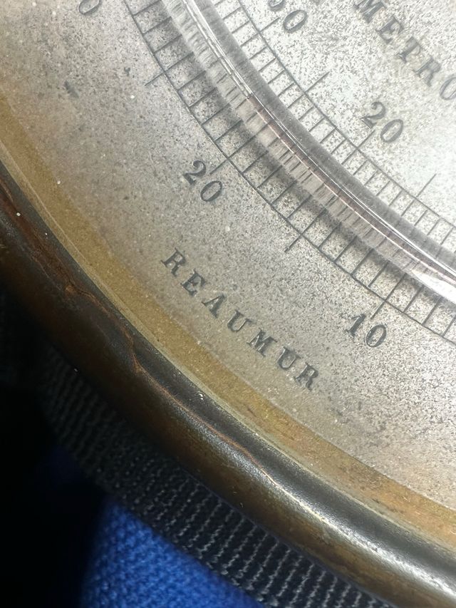 Antiguo barómetro y termómetro