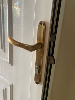 Puerta aluminio blanca con cristal