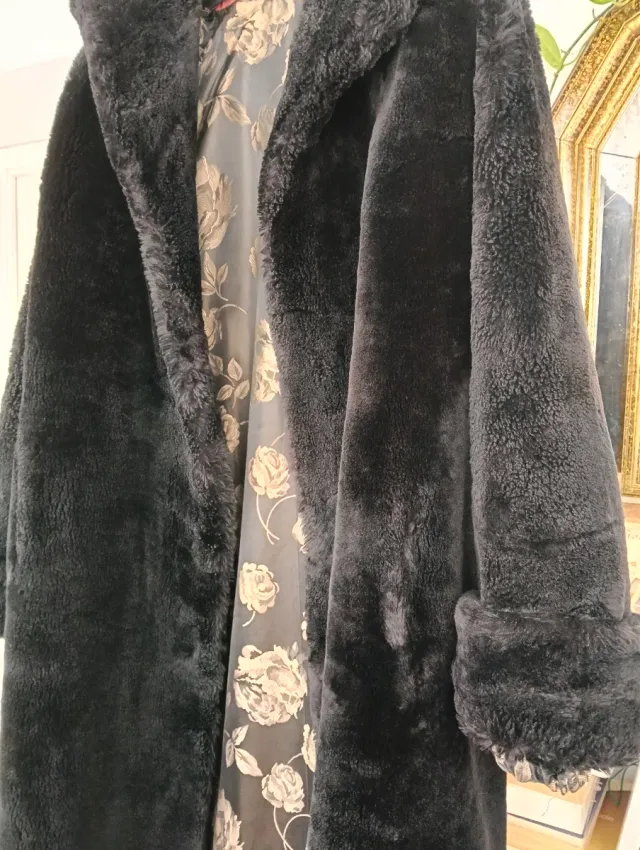 Abrigo de mutón negro de Ful Label Autority.