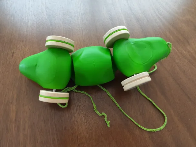 Cocodrilo de juguete con ruedas