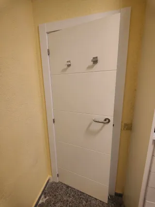 Puerta interior blanca