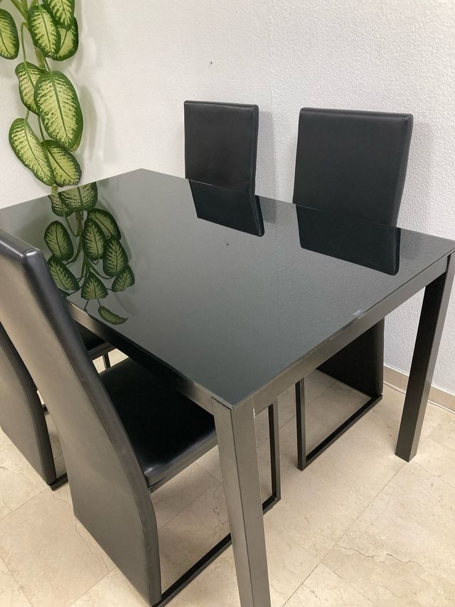Mesa de comedor negra con 4 sillas
