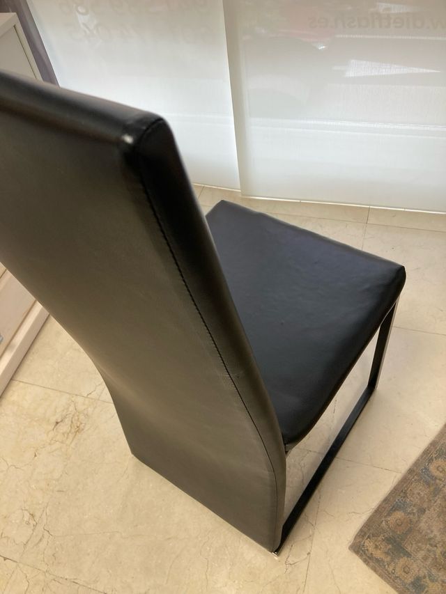 Mesa de comedor negra con 4 sillas