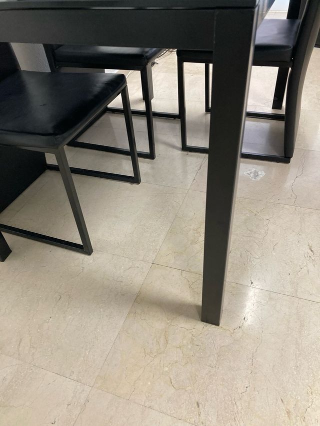 Mesa de comedor negra con 4 sillas