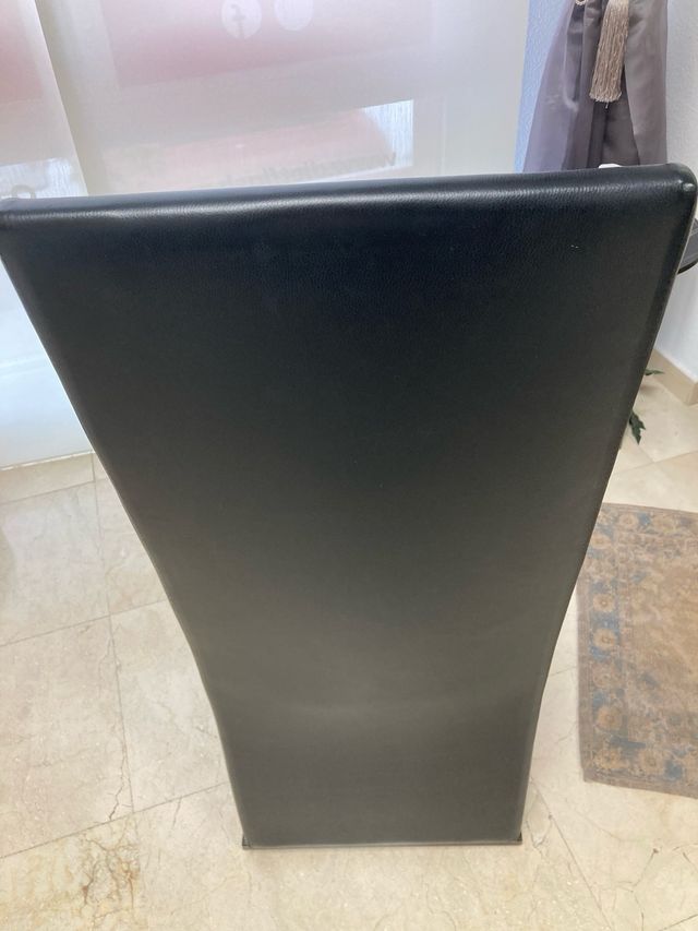 Mesa de comedor negra con 4 sillas