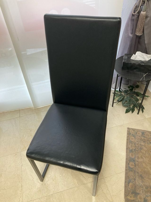 Mesa de comedor negra con 4 sillas