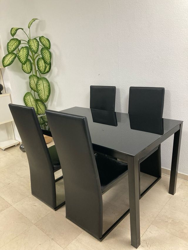 Mesa de comedor negra con 4 sillas