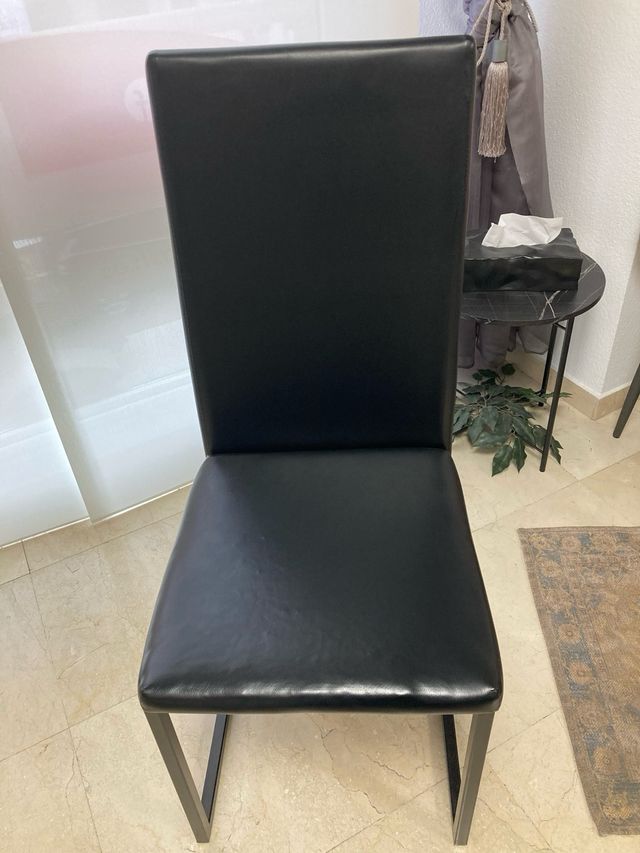 Mesa de comedor negra con 4 sillas