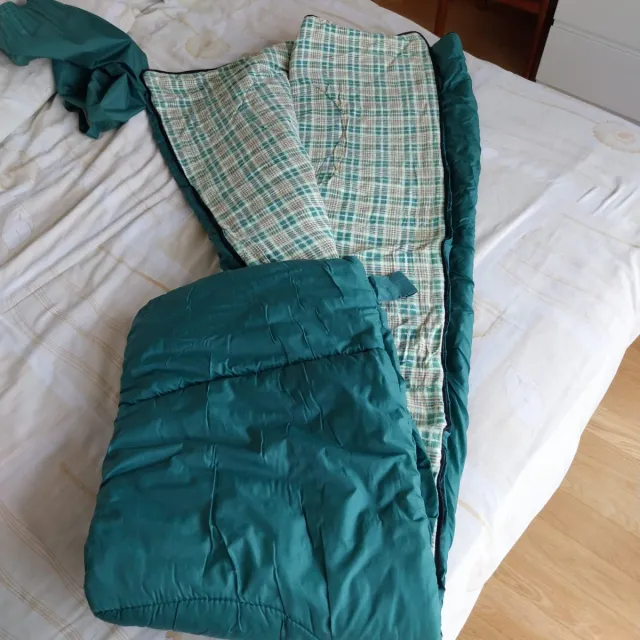 Saco de dormir verde a cuadros