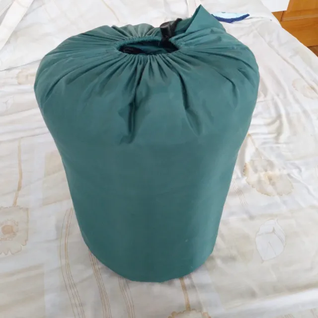 Saco de dormir verde a cuadros