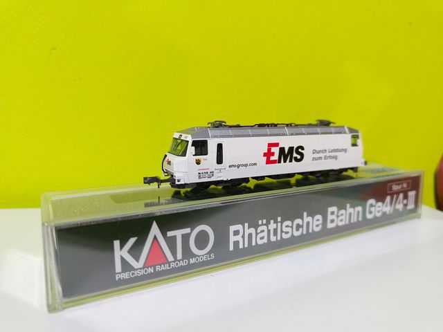 Locomotora Ge 4/4 III EMS 643 Rhb Kato N (7074062